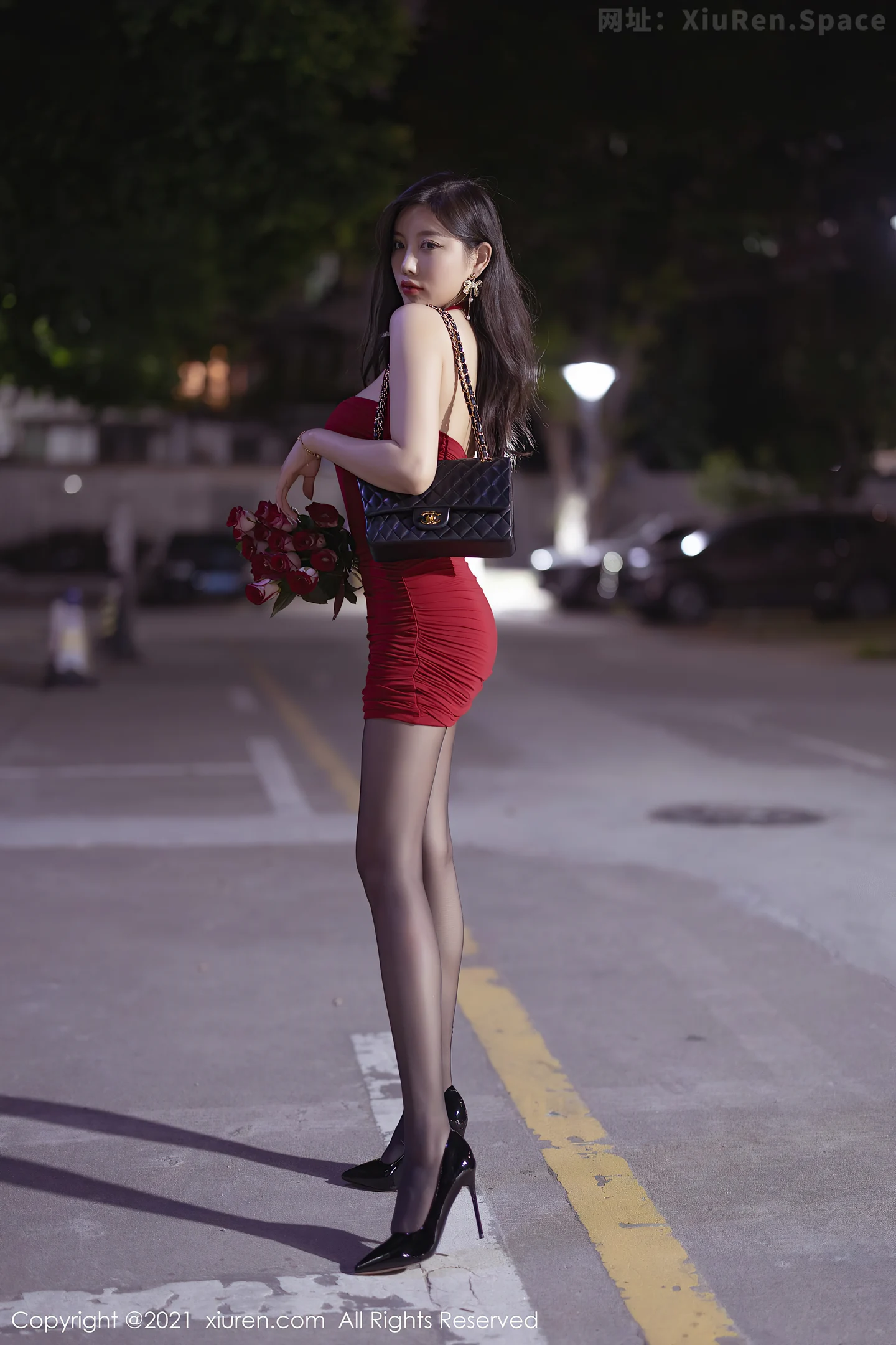 图片[2]-[XiuRen秀人网]VOL.3953 女神杨晨晨Yome私房猩红低胸吊裙配无内黑丝裤袜完美诱惑写真63P-秀人网官方网站